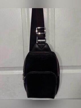 Maverick & Co. Noah Classic Sling Bag.